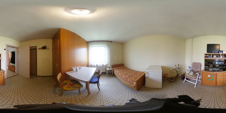 Zimmer mit Zugang zum Dachboden und Keller