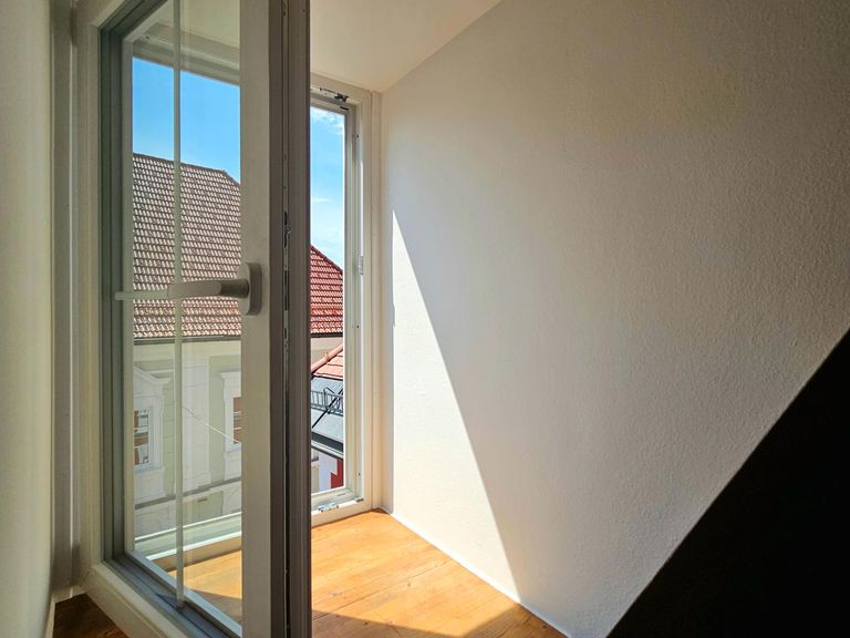 massive Wände und neue Fenster