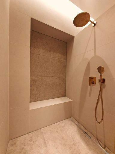 Badewanne und Dusche