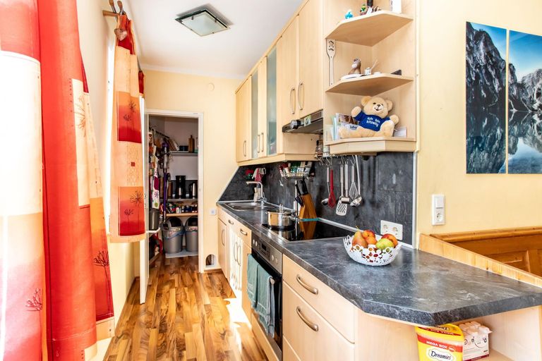 Küche mit Speisekammer