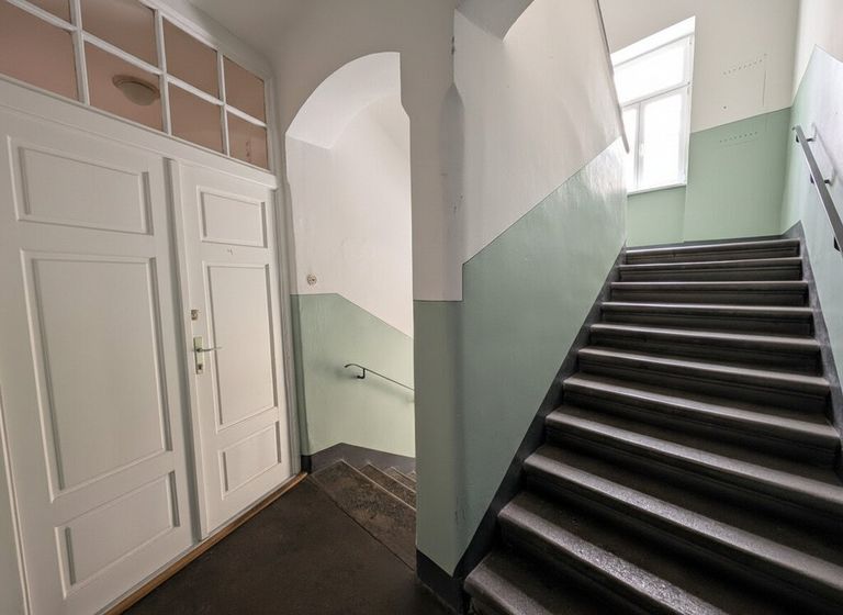 Stiegenhaus im 1. OG vor Wohnungseingang