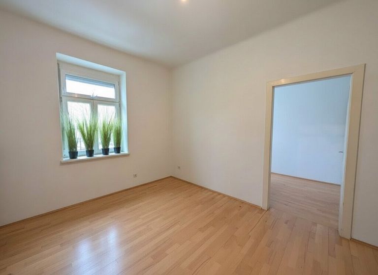 Wohnzimmer mit Blick in Schlafzimmer
