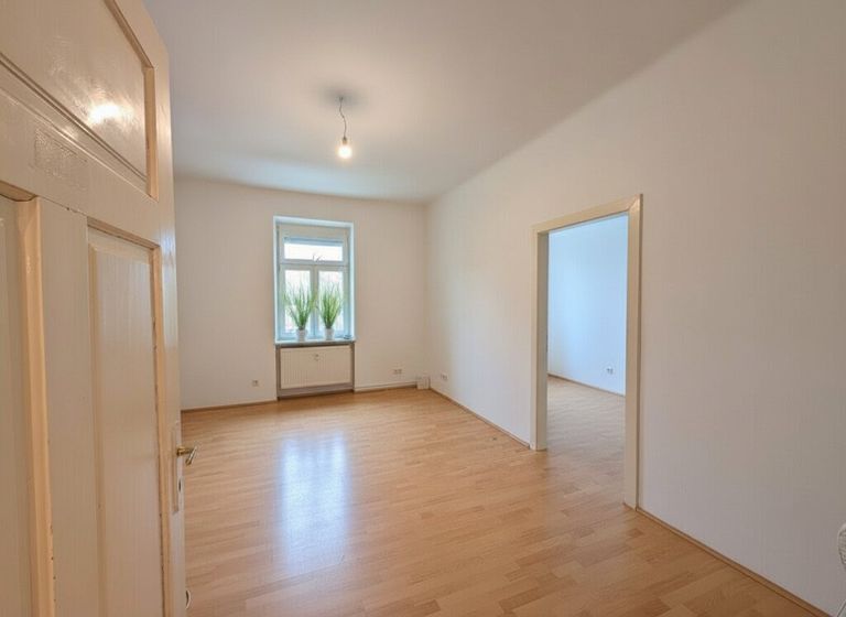 Woghnzimmer mit ca. 17,7 m² und Zugang Schlafzimmer