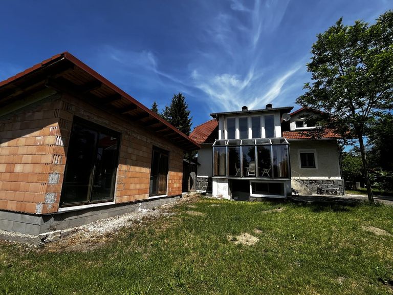 29 Außenansicht Haus und Anbau