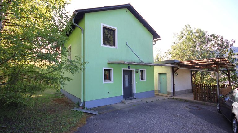Hausansicht mit Terrasse und Nebengebäude