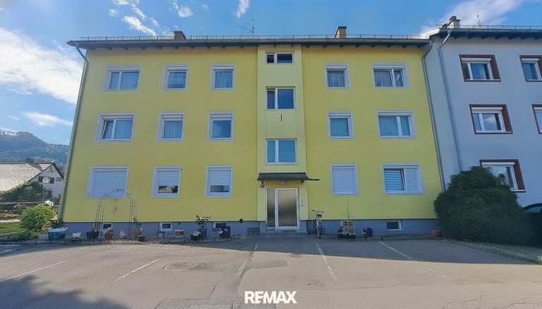 Hausansicht von Norden mit Parkplätzen
