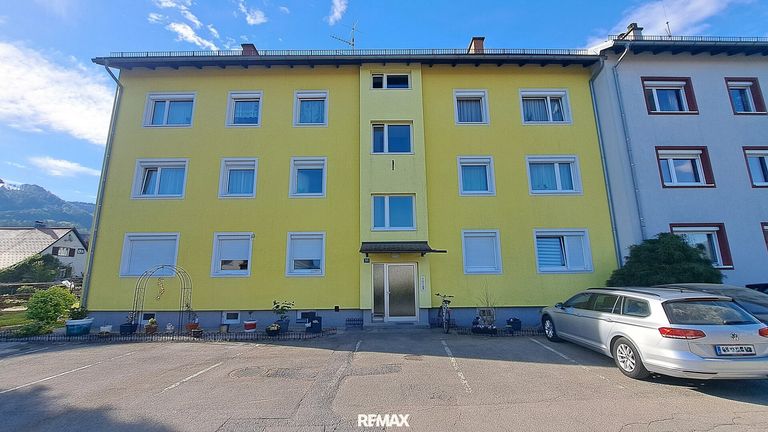 Hausansicht von Norden mit Parkplätzen