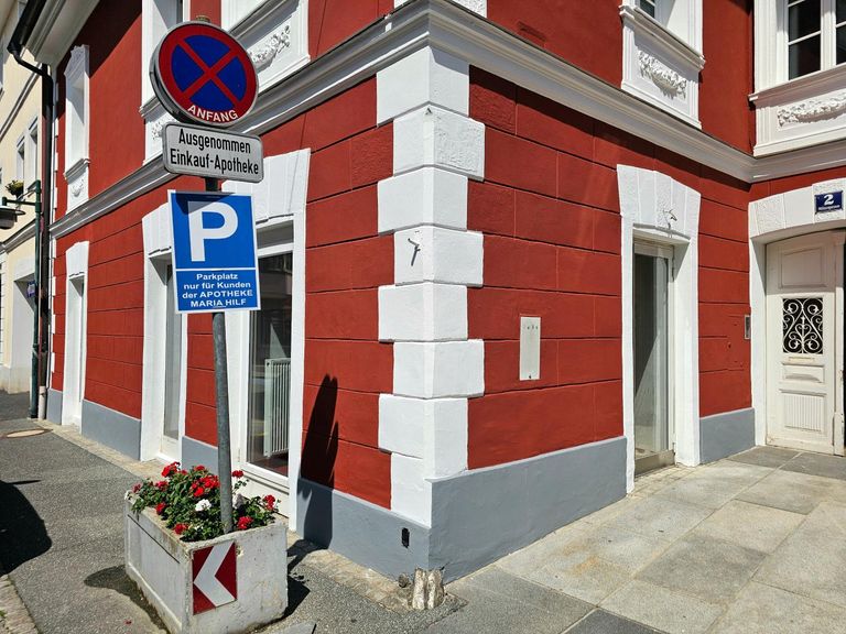 Fenster nach Westen, Eingangstür südlich