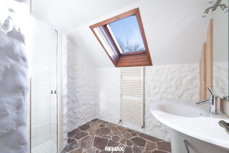 Uriges Bad mit Fenster im Obergeschoß