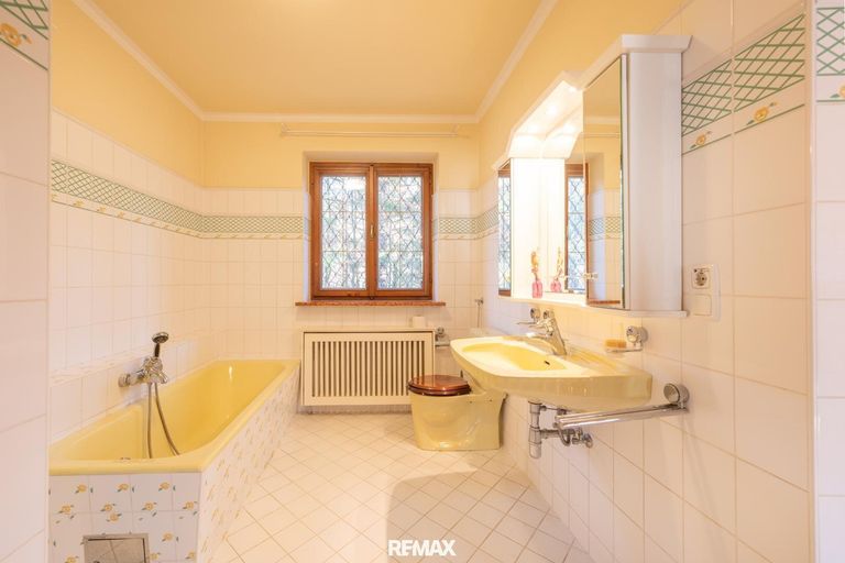 Bad im Erdgeschoß mit Dusche und Wanne