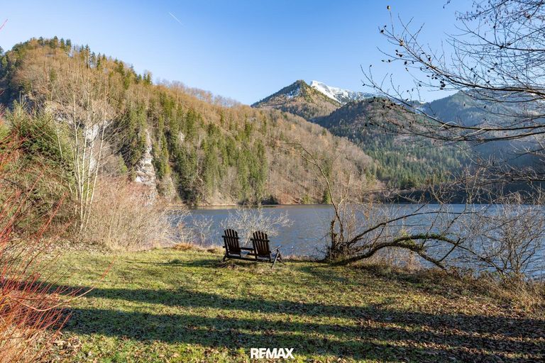 private Liegewiese am See