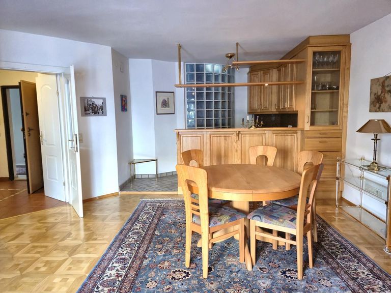 Wohnzimmer mit offener Küche