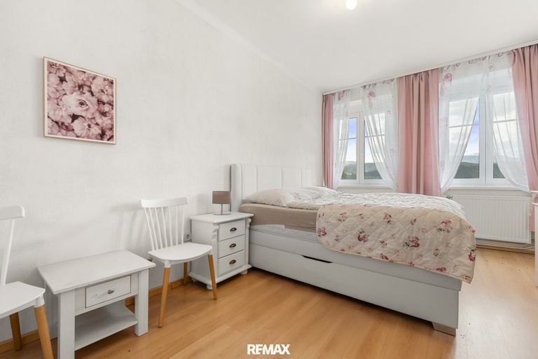 Zimmer 1 (aufgeräumt mit KI)