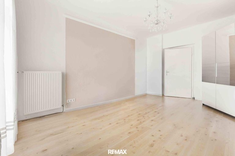 Zimmer 5 (ausgeräumt mit KI)