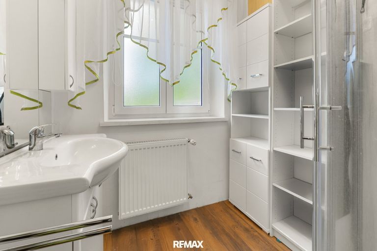 Badezimmer 1 (aufgeräumt mit KI)