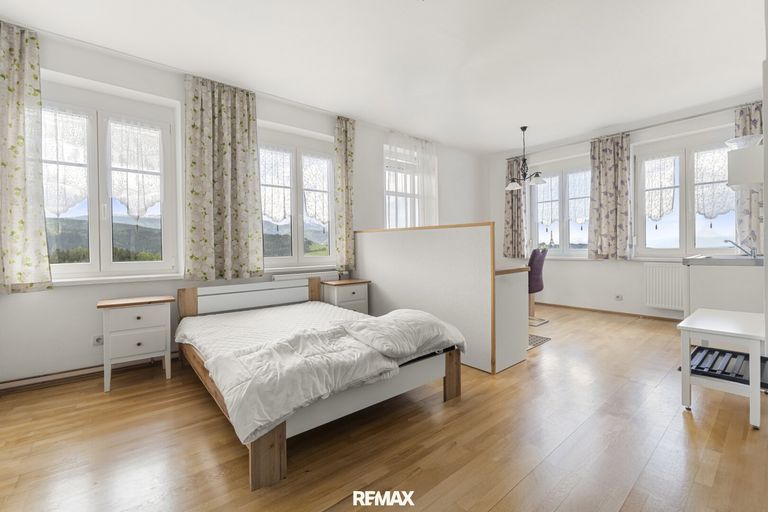 Zimmer 2 (aufgeräumt mit KI)
