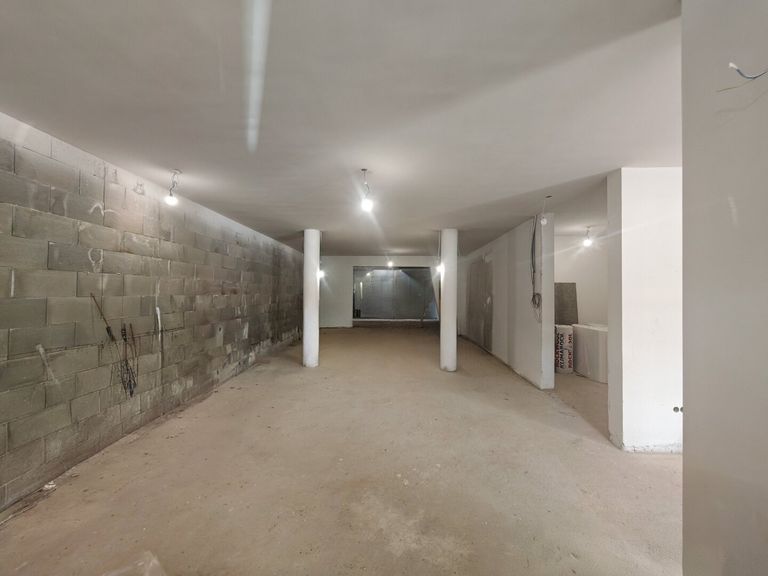 Hauptraum - Straßenfenster
