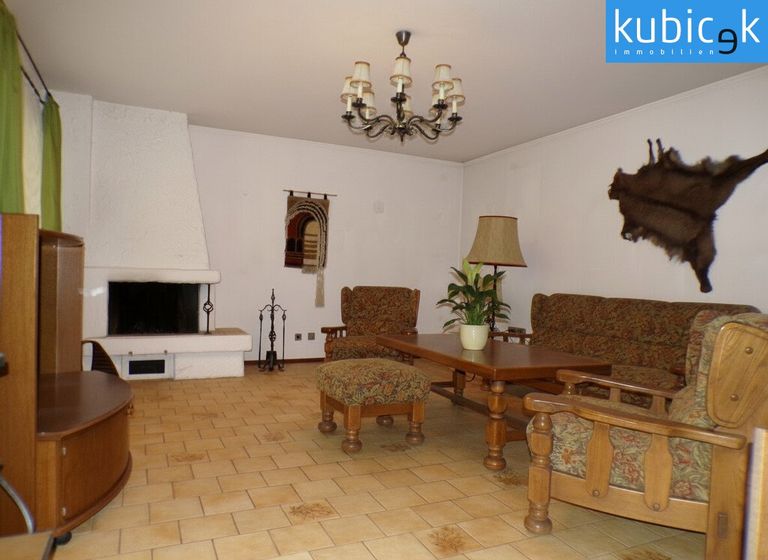 Wohnzimmer mit offenem Kamin