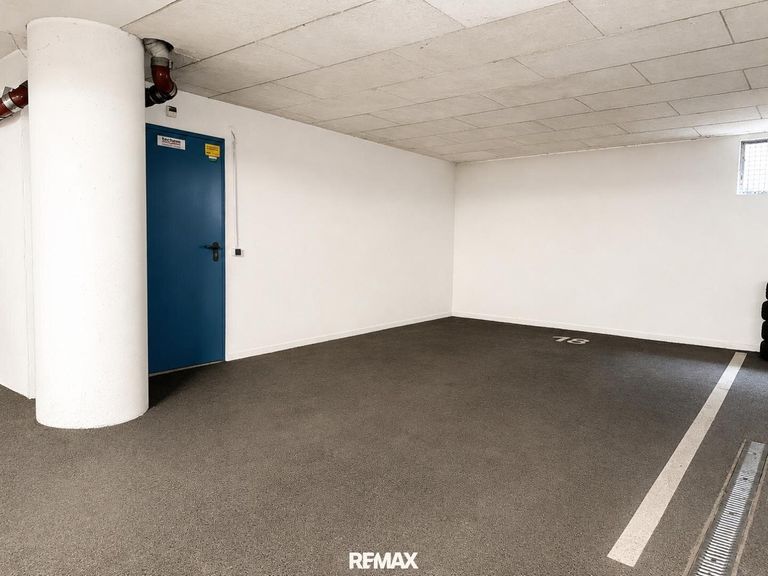 Geräumiger Parkplatz