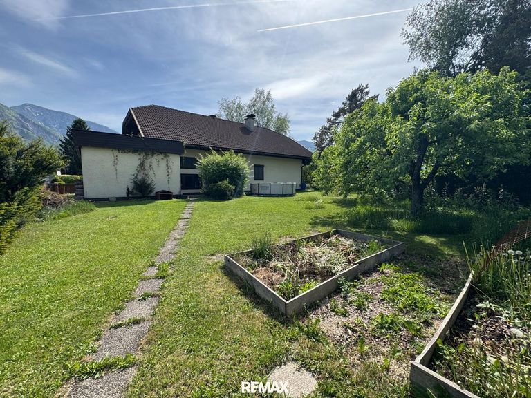 Garten mit Bodenbeet