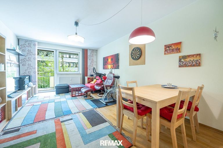 Wohnzimmer mit Balkonzugang