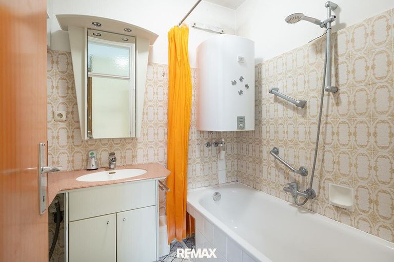 Badezimmer mit Wanne und WM-Anschluss