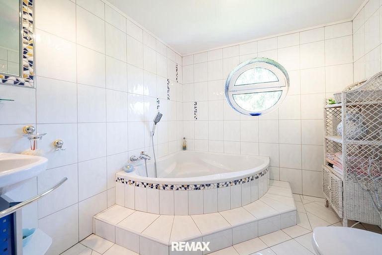 Badezimmer im DG mit Eckwanne und WC