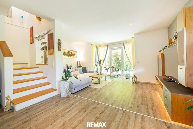 großes Wohnzimmer nach Westen mit Treppe ins OG