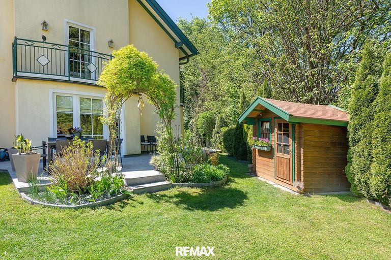 Gepflegter Garten mit Terrasse und Gartenhaus
