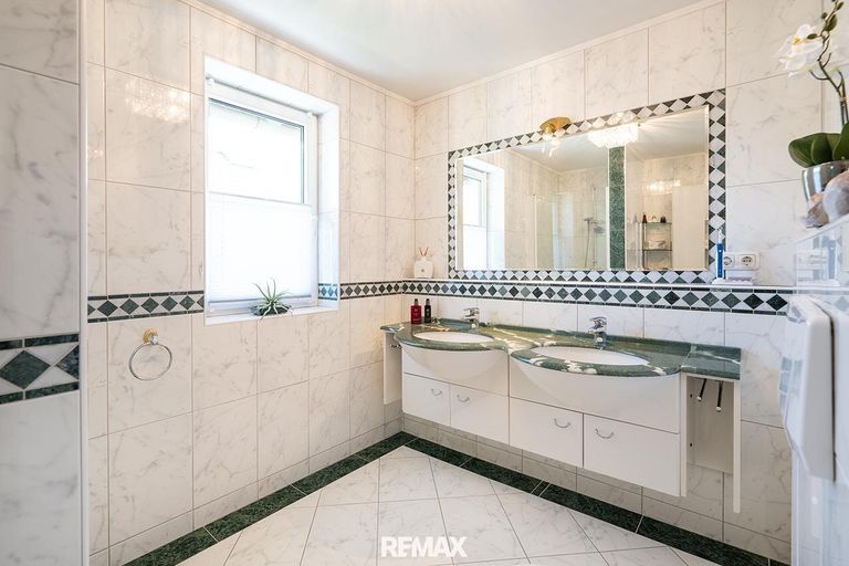 Badezimmer im OG mit Dusche und WC