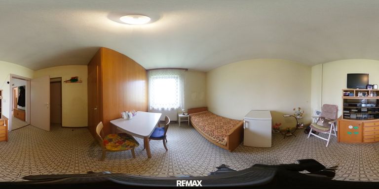 Zimmer mit Zugang zum Dachboden und Keller