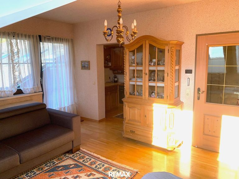 Wohnzimmer mit Ausgang auf den Balkon