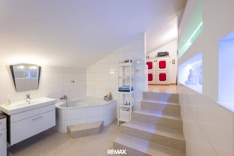 Badezimmer mit Wanne und Dusche im Obergeschoss