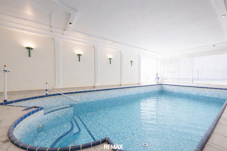 Privates Schwimmbad überarbeitet