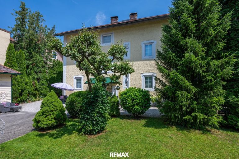 Blick aus dem Garten zum Haus