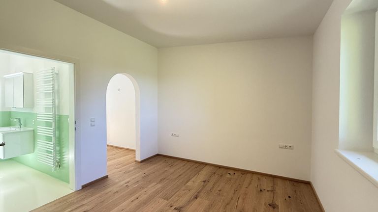 Schlafzimmer im EG mit Schrankraum und Badezimmer