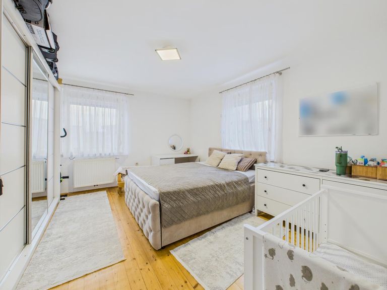 Schlafzimmer 1