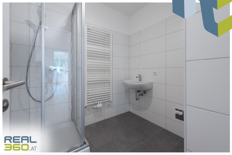 Bad mit Dusche und Waschmaschinenanschluss