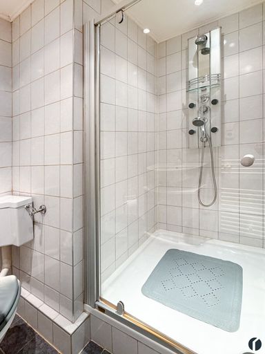 Dusche im Badezimmer