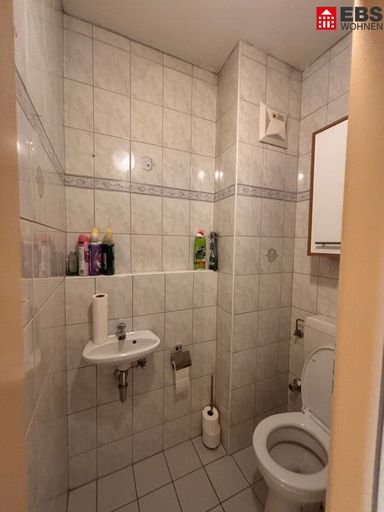 WC mit extra Waschbecken
