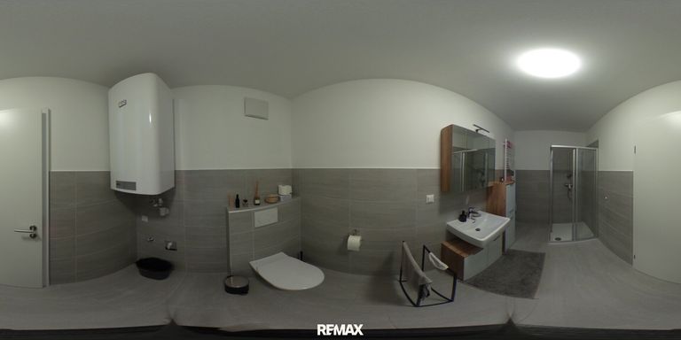 Bad mit Dusche, WC und Waschmaschinenanschluss