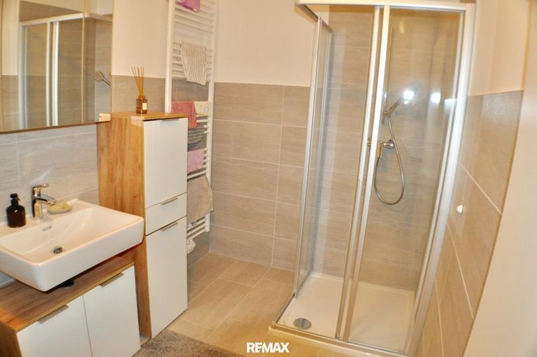 Bad mit Dusche, WC und Waschmaschinenanschluss