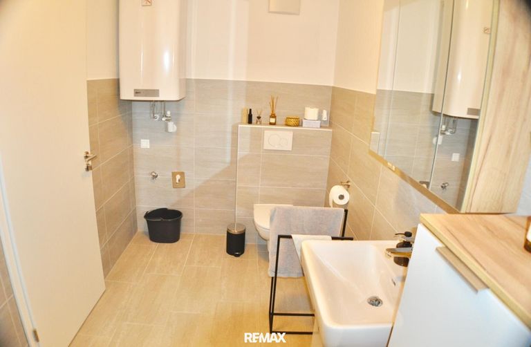 Bad mit Dusche, WC und Waschmaschinenanschluss
