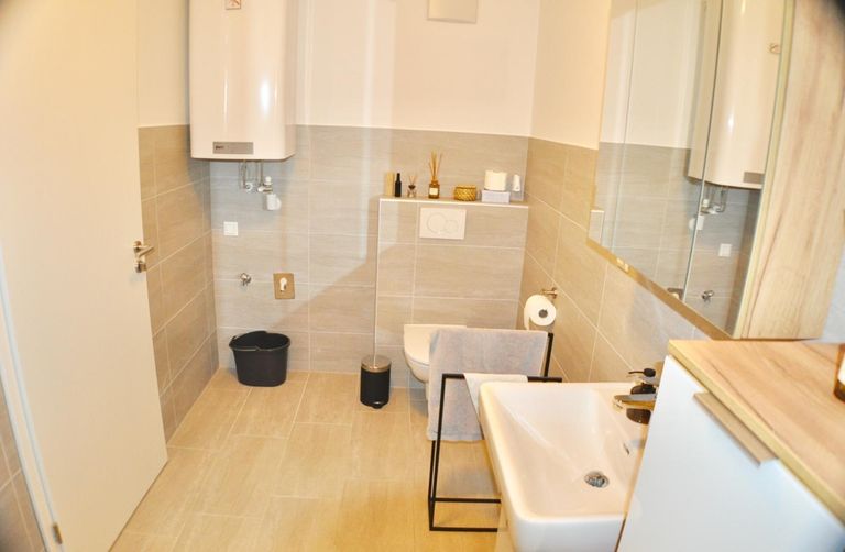 Bad mit Dusche, WC und Waschmaschinenanschluss