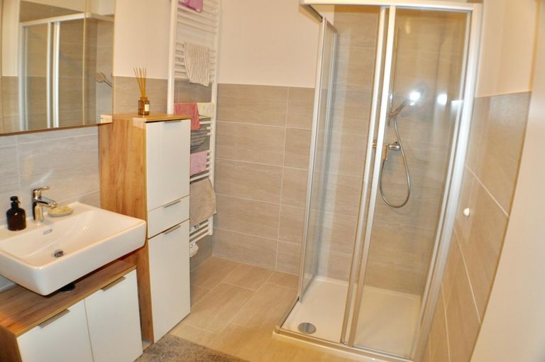 Bad mit Dusche, WC und Waschmaschinenanschluss