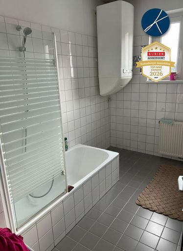 Bad mit Badewanne und Waschmaschinenanschluß
