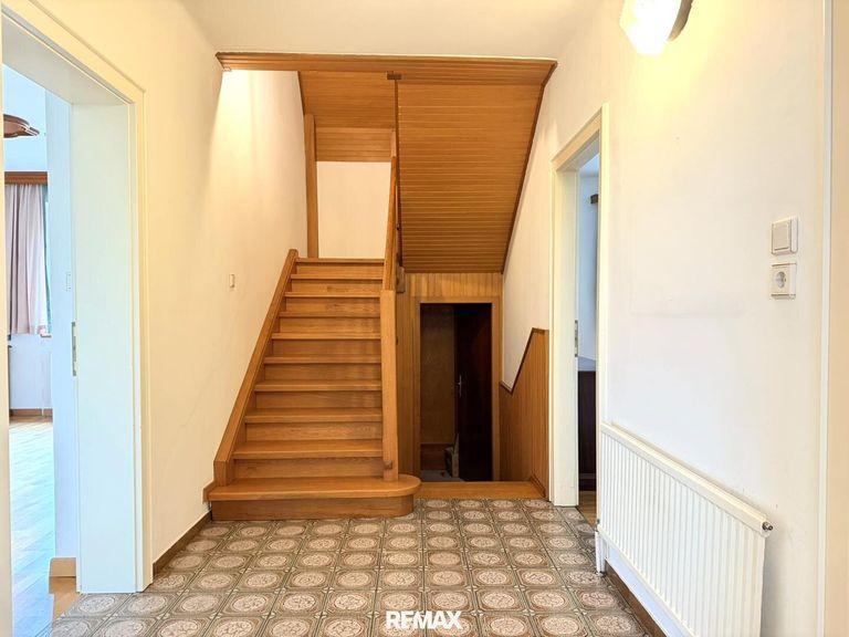 10 EG Vorzimmer Treppe
