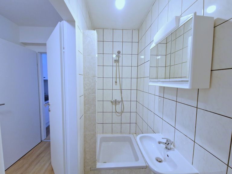 Bad mit Dusche & WC