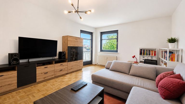 Wohnzimmer mit Loggia- Zugang Kompagnon