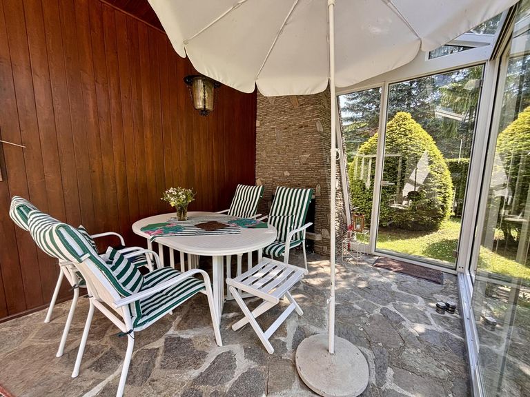 gemütliche Sitzecke im Sommergarten